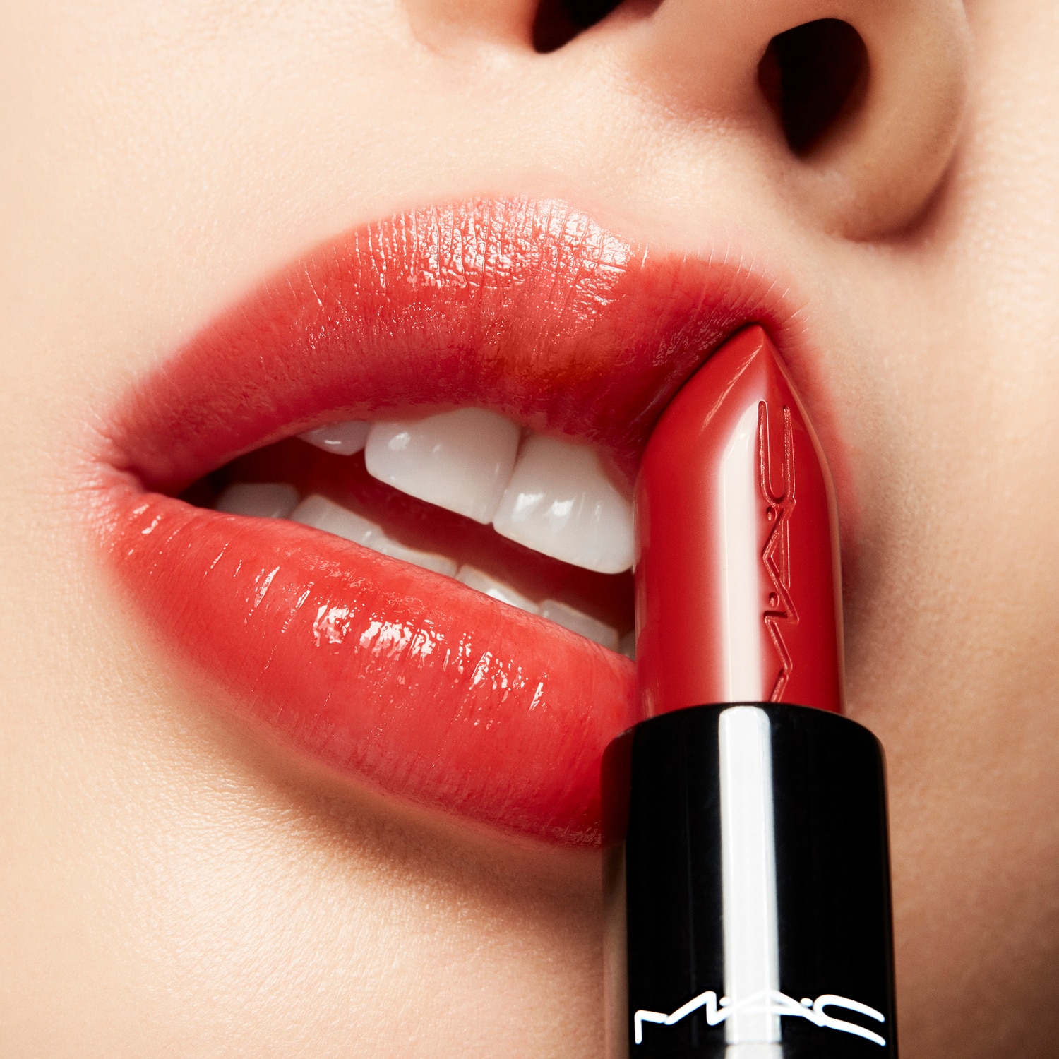 LUSTREGLASS SHEER-SHINE LIPSTICK (LABIAL BRILLANTE EN BARRA)